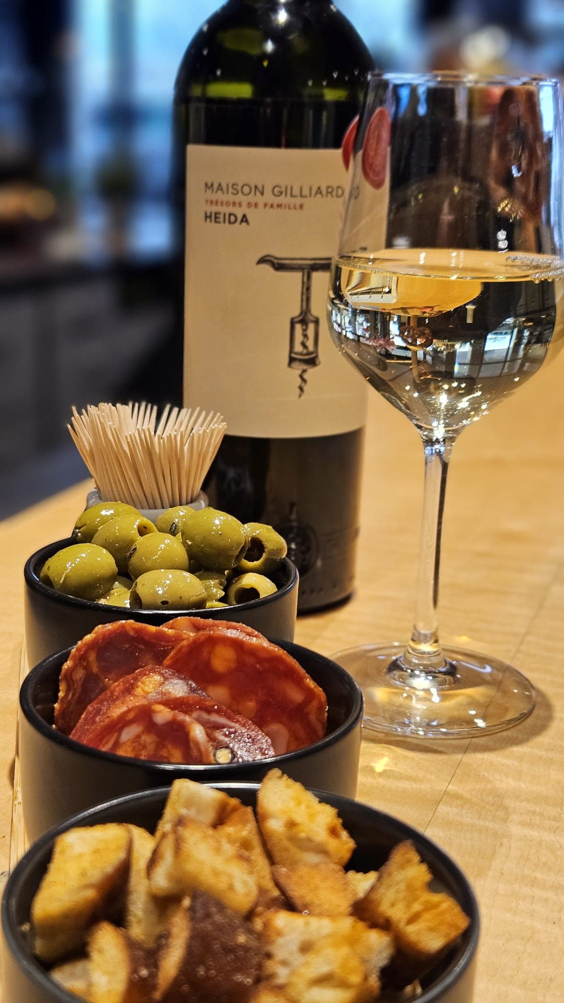 Apéro im ArtCafé Megg mit Weisswein, Oliven und Salami