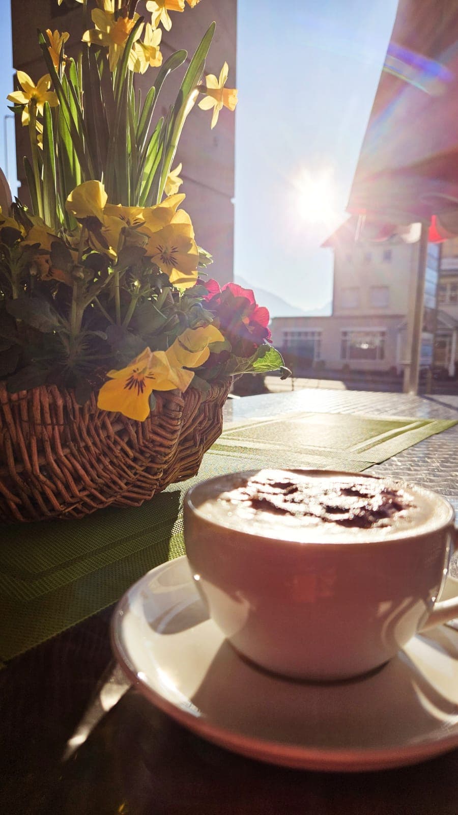 Cappuccino auf der sonnigen Terrasse