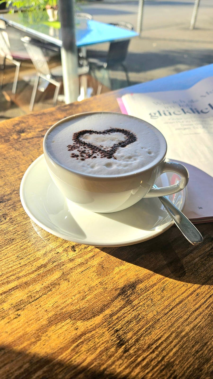 Cappuccino mit Schokoladenherz im ArtCafé Megg
