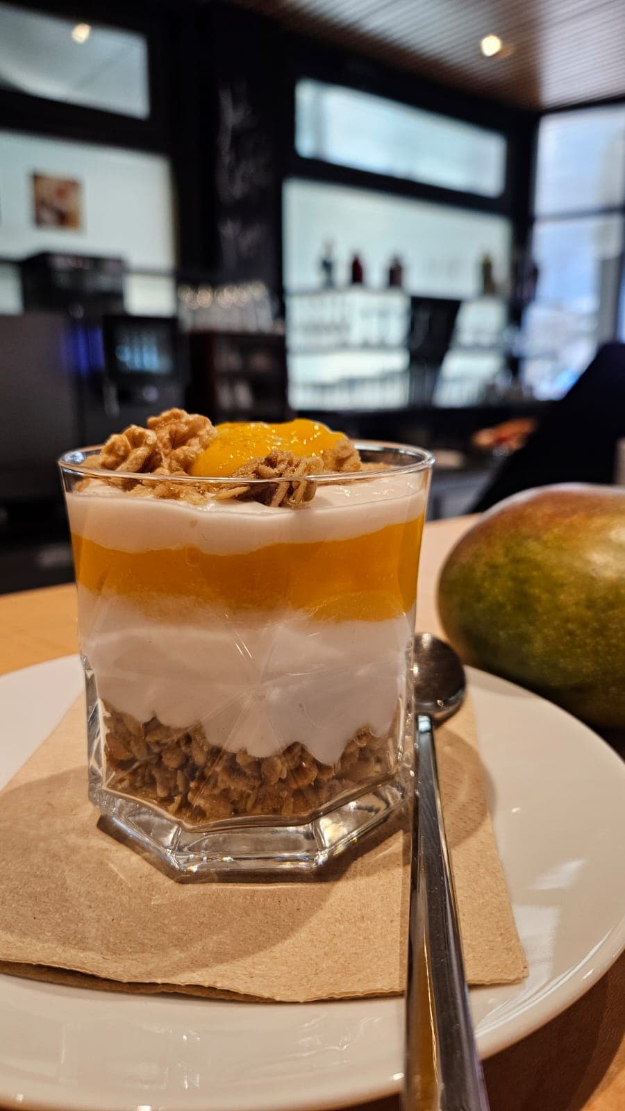 Dessert im Glas mit Mango