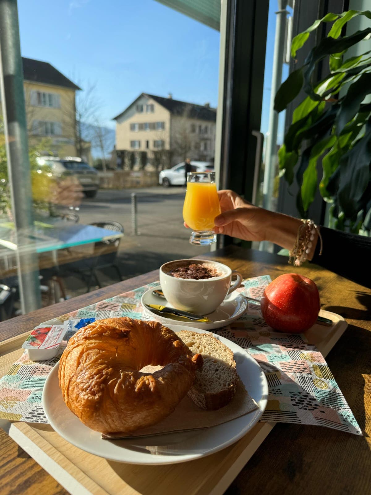 Frühstück im ArtCafé Megg am sonnigen Fenster