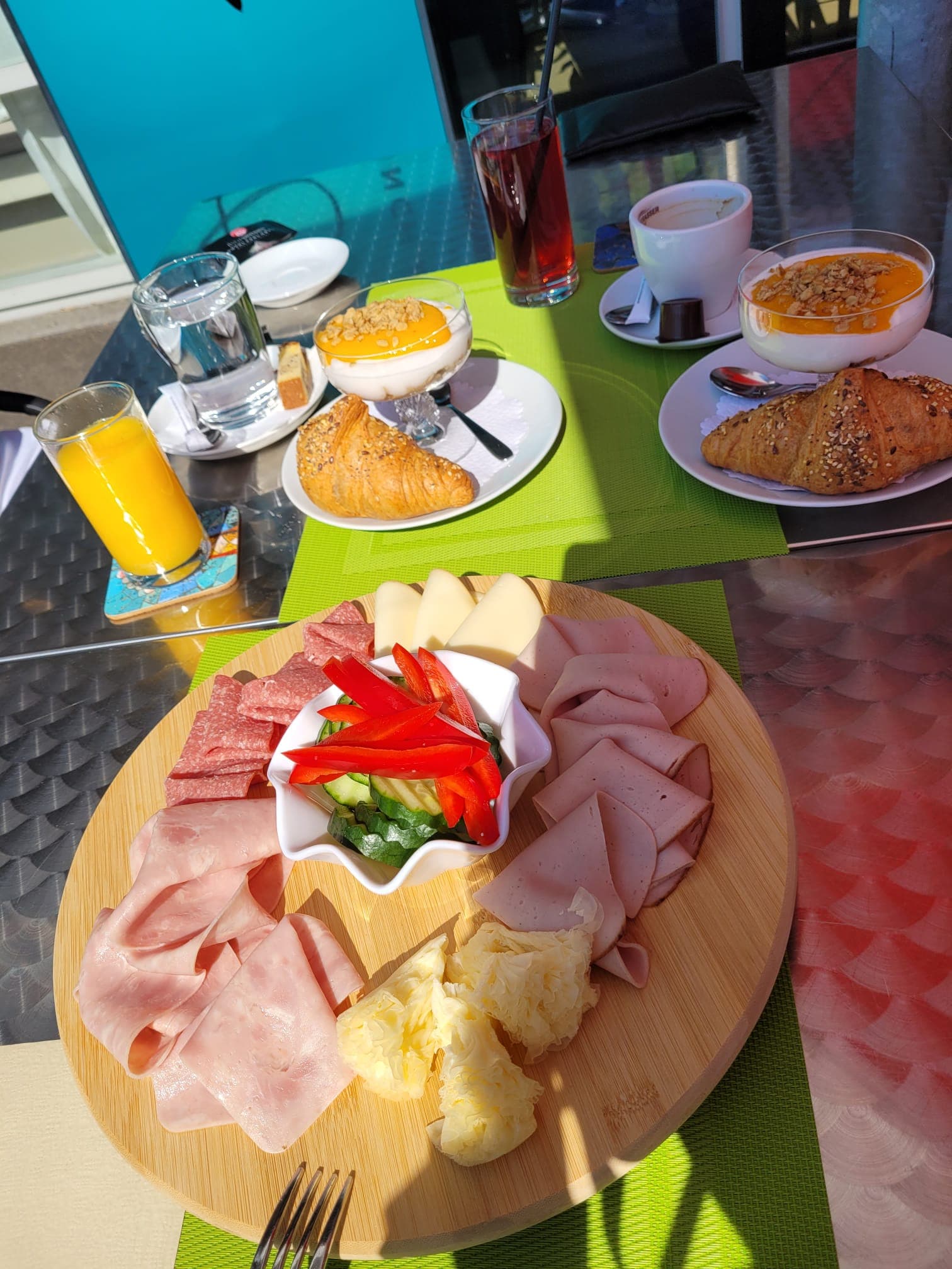 Frühstück mit Fleisch und Käse
