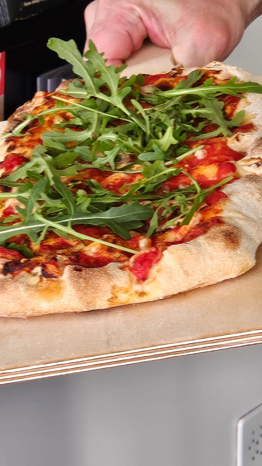 Frische Pinsa mit Rucola